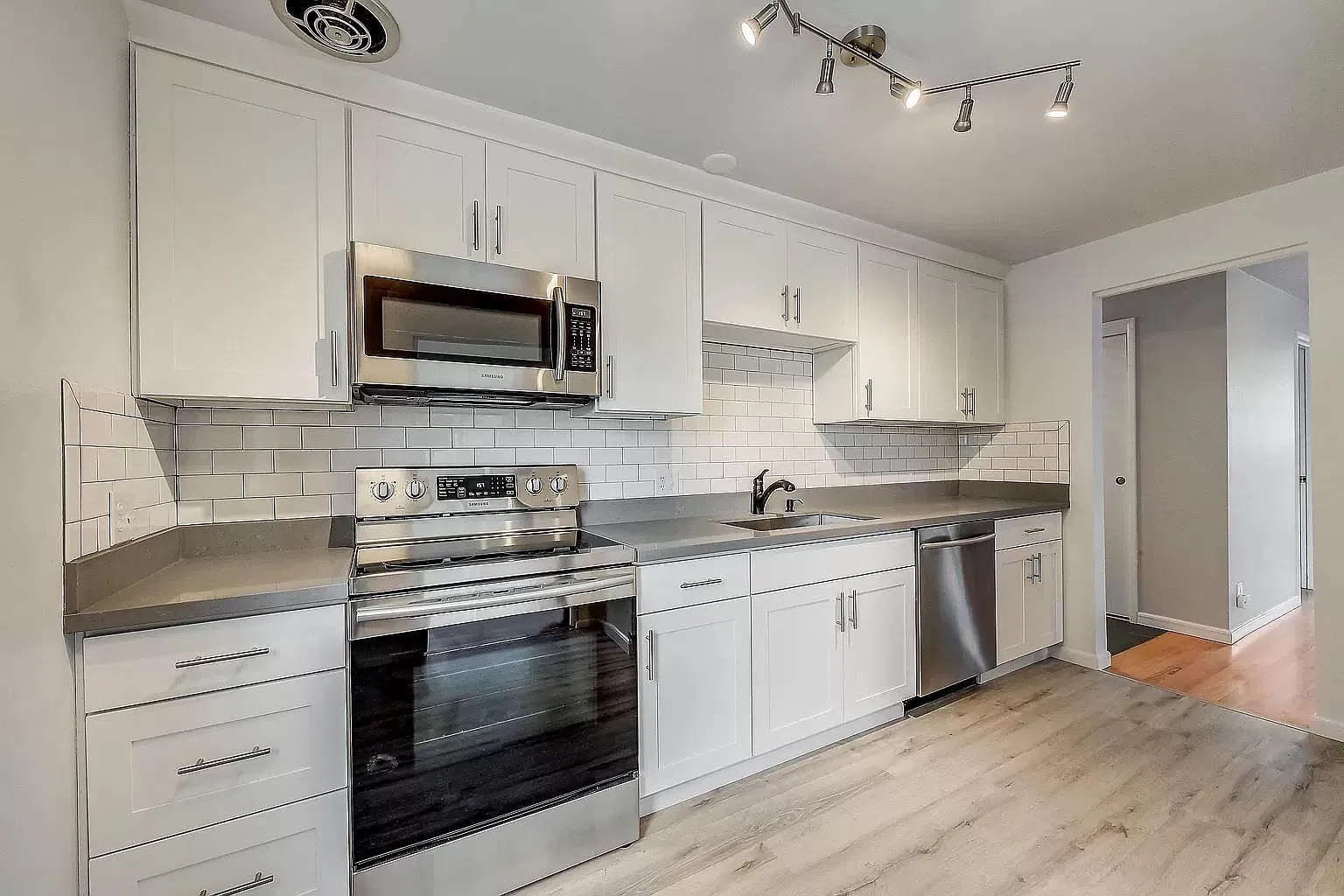 2 bed, 1000 sqft, $2,800 — Photo 4