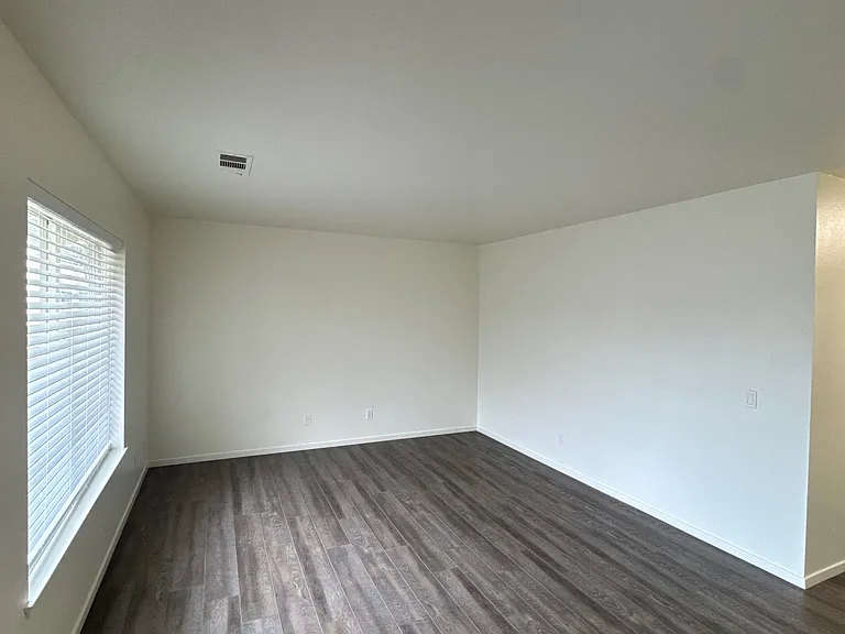 Sierra Springs Apartments — Photo 10