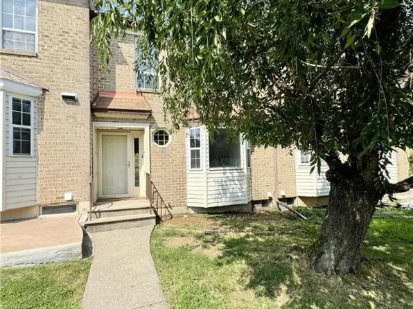 1431 Presidential Dr, Whitehall, PA 18052