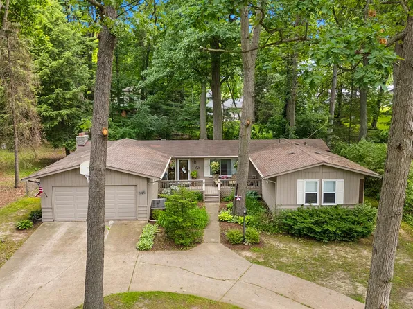 8516 Edgewood Park Dr, Commerce Township, MI 48382