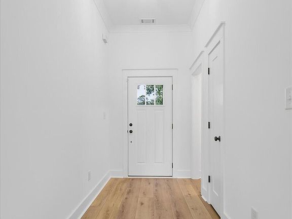 4th image of 210 Hampton Chase