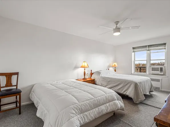 162-01 Powells Cove Boulevard image 10 of 27