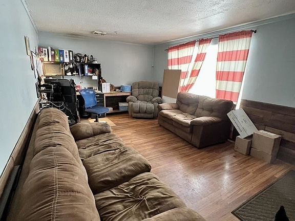 5th image of 220 NW Sunny Dr