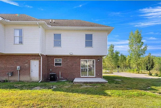 3 bed, 2.5 bath, 1400 sqft, $2,000 — Photo 4