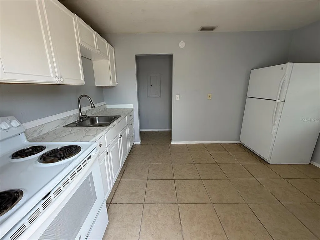 3 bed, 1.0 bath, 819 sqft, $1,420 — Photo 2