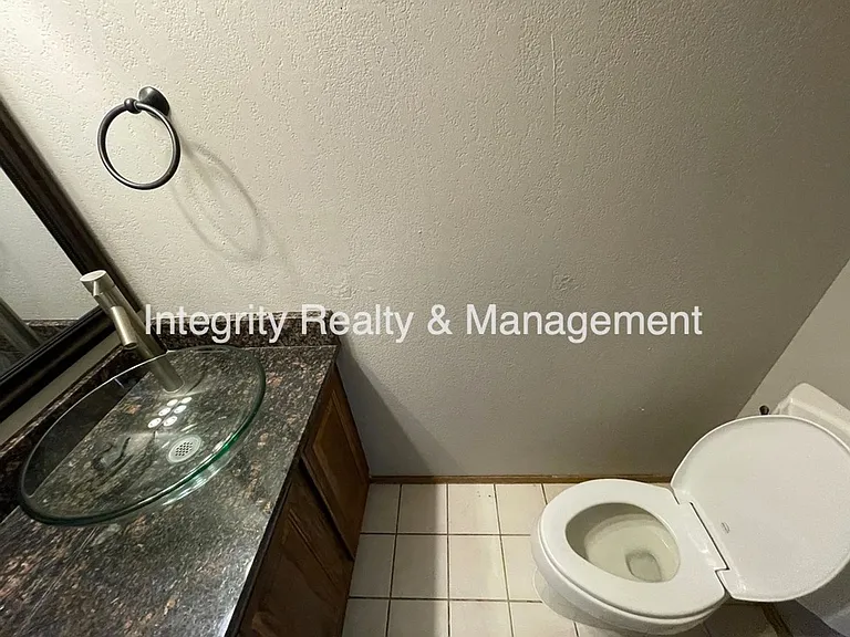 2626 E Nichols Cir — Photo 4