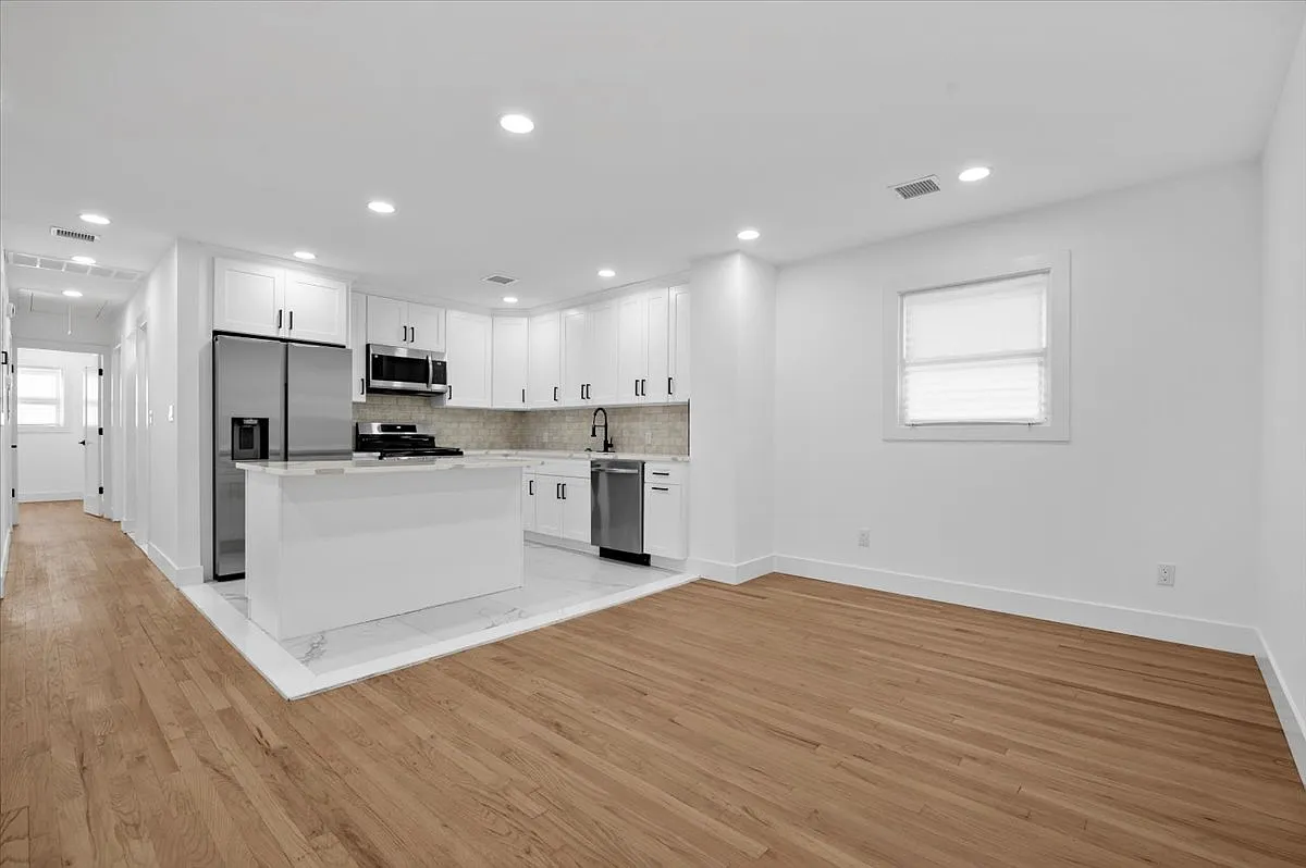 3 bed, 1203 sqft, $4,300 — Photo 3