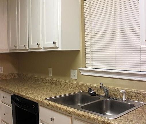 3rd image of 2402 Driftwood Dr