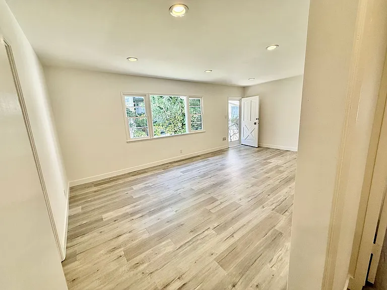 449 Oakhurst — Photo 4