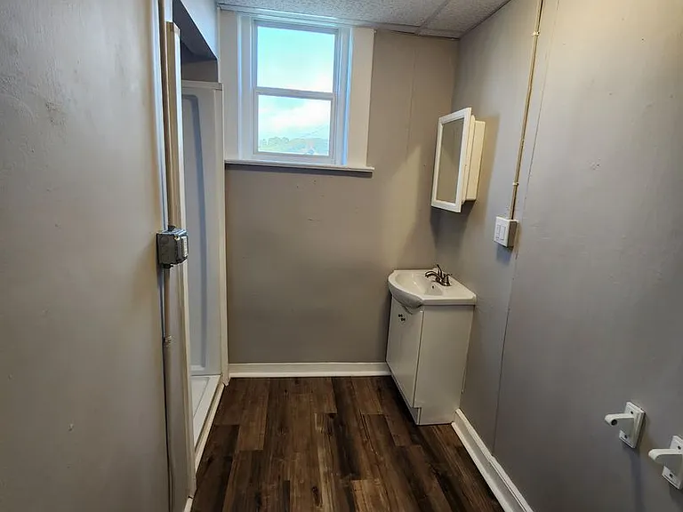 816 W 2nd St — Photo 5