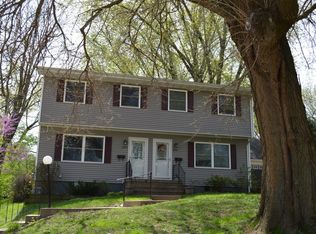 1050 W 3rd St, Dubuque, IA 52001