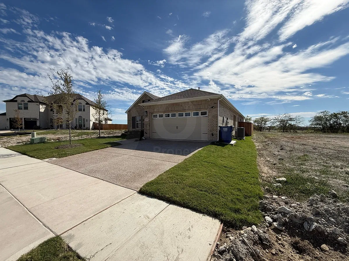 4 bed, 2.5 bath, 2056 sqft, $2,600 — Photo 2