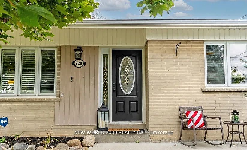 1st image of 920 Greenwood Cres