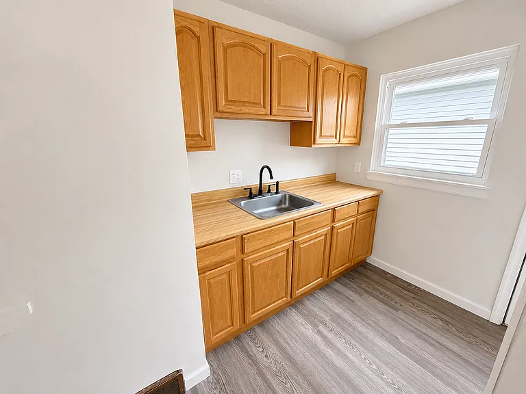 2573 Azelda St — Photo 4