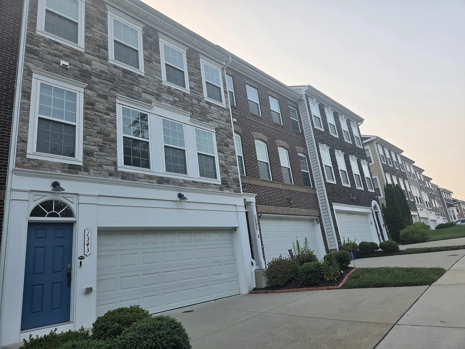 4 bed, 3.5 bath, 2482 sqft, $2,700 — Photo 2