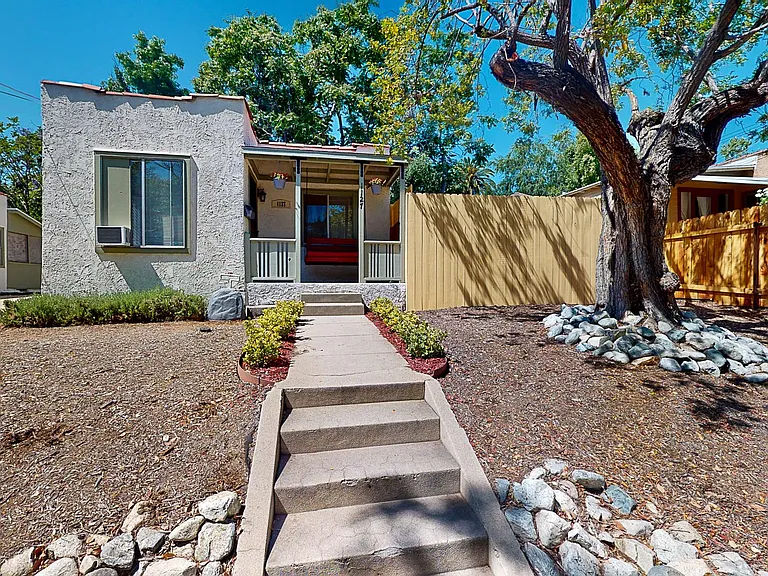 1127 Bell St — Photo 1