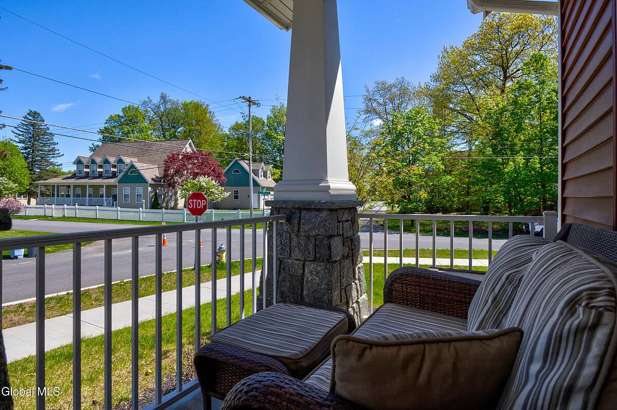 3 bed, 2.5 bath, 1615 sqft, $4,000 — Photo 3