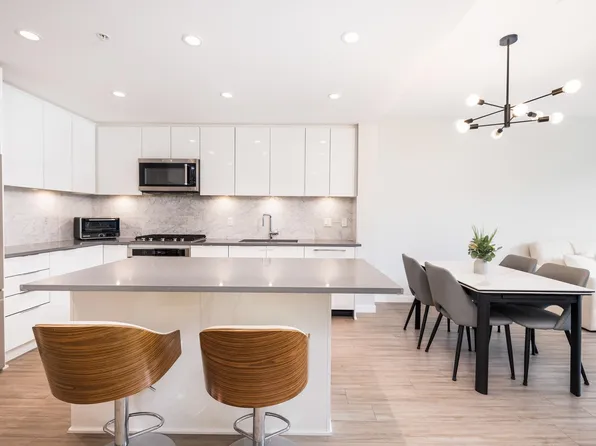 2651 Library Ln #302, North Vancouver, BC V7J 0C1