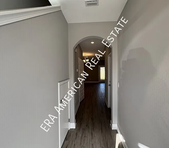 838 Fairview Dr — Photo 2