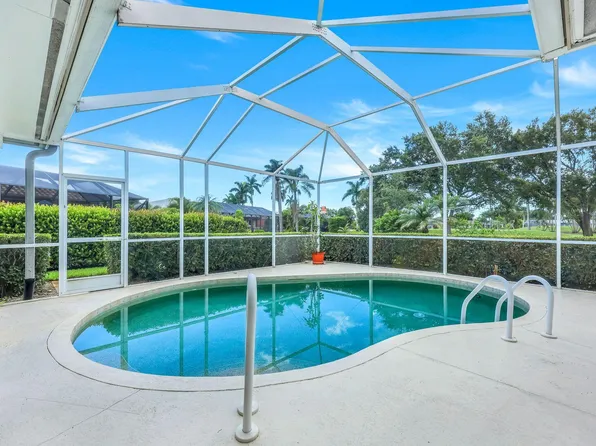 211 Pine Valley Cir, Naples, FL 34113