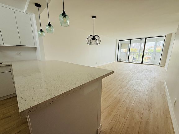 4th image of 3545 NE 166th St APT 402