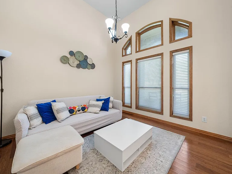 1512 Amelia Dr — Photo 4