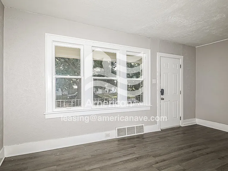 1432598_003_living_room_3.jpg