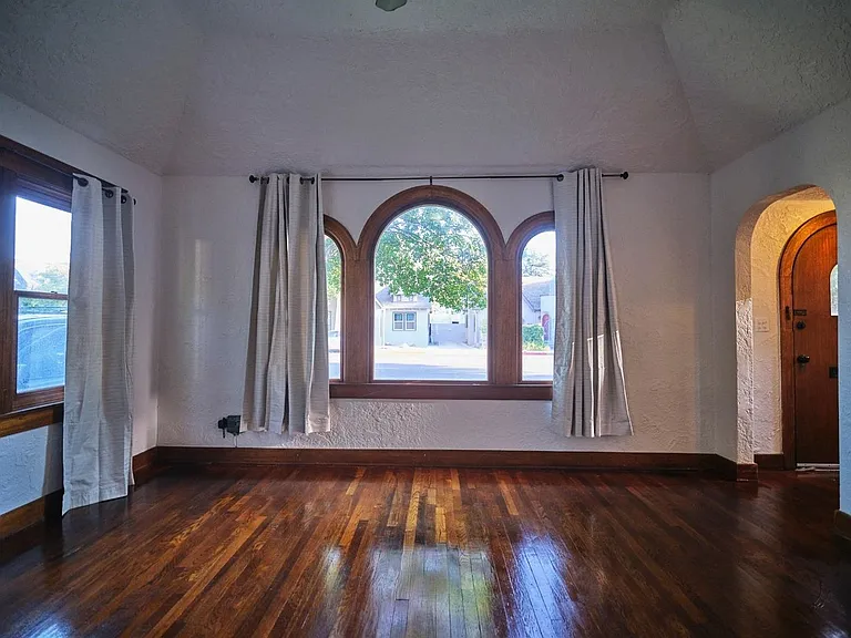 935 E Clinton Ave — Photo 13