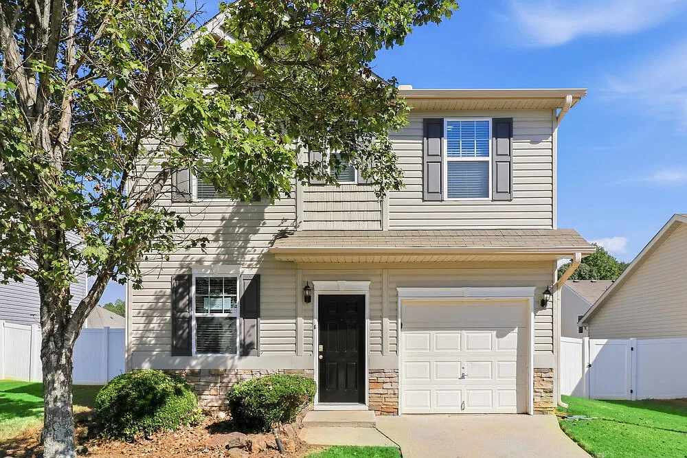 3 bed, 2.5 bath, 1360 sqft, $1,810 — Photo 1