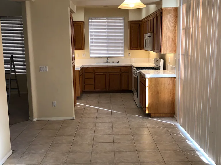 460 Middlebury Ct — Photo 7