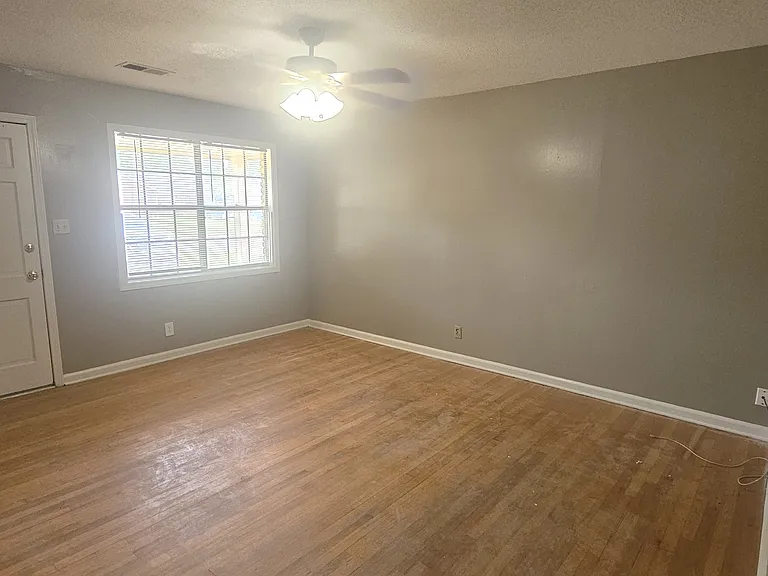 2313 Ashland Dr — Photo 2