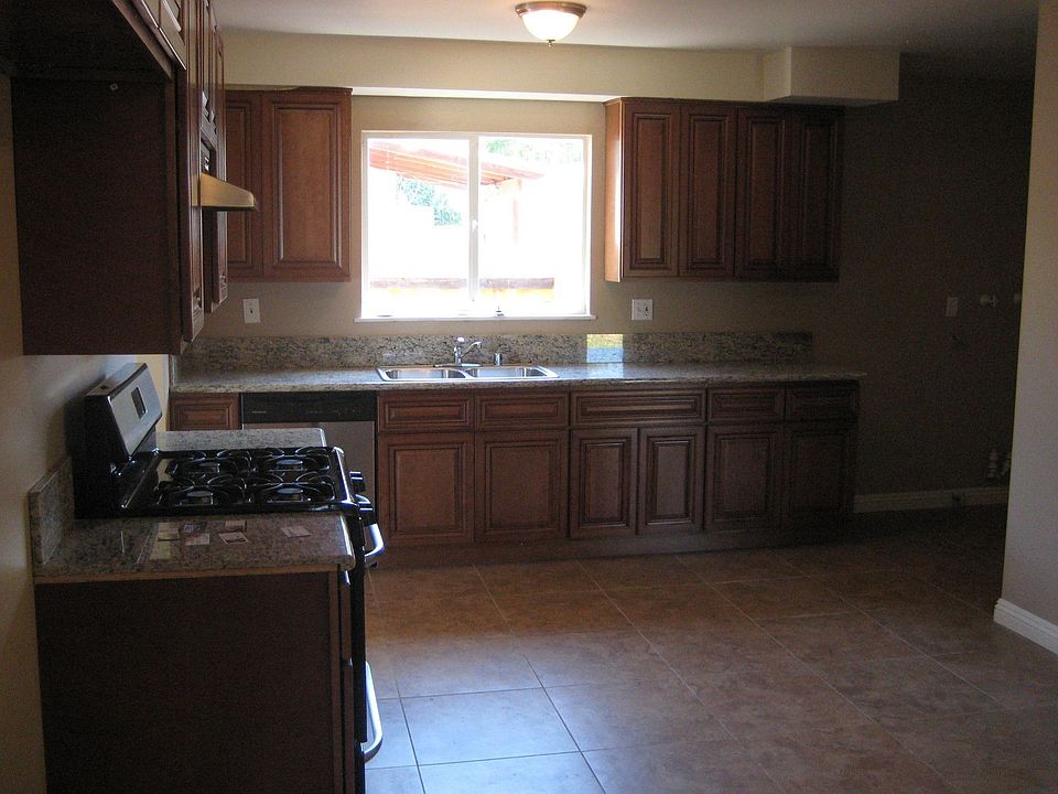 2nd image of 208 E Linfield St