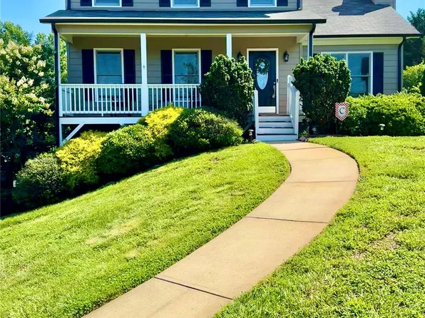 1688 Buffett Cir, Hickory, NC 28602