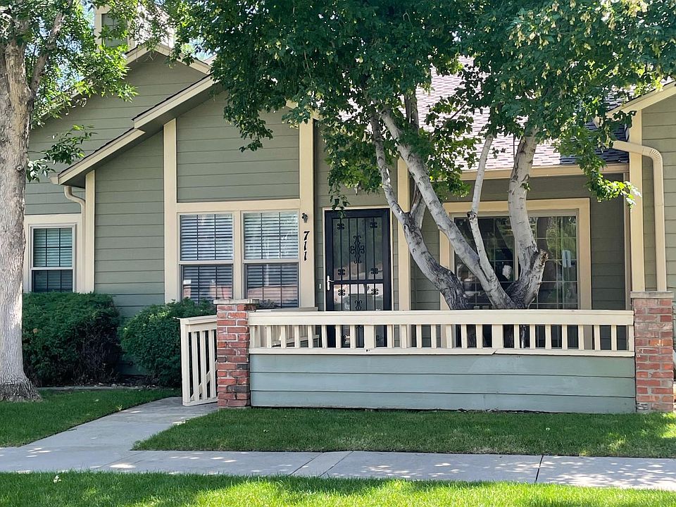 711 Crown Pt outside view Morris Medina. Property Manager eXp Realty m15m52@yahoo.com 719-232-3535