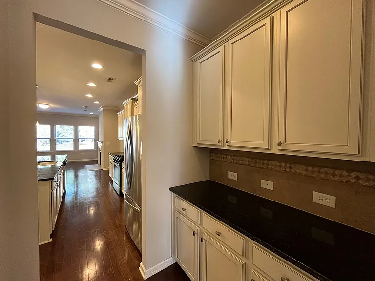 310 Princess Pl — Photo 7