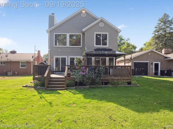 3490 Buss Dr, Commerce Township, MI 48390