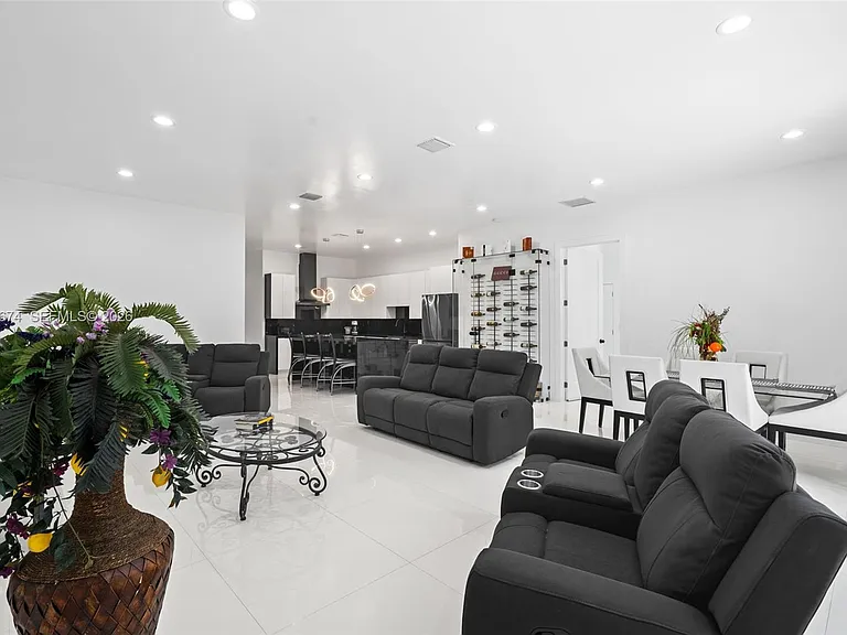 2962 NW 10th Ct — Photo 11