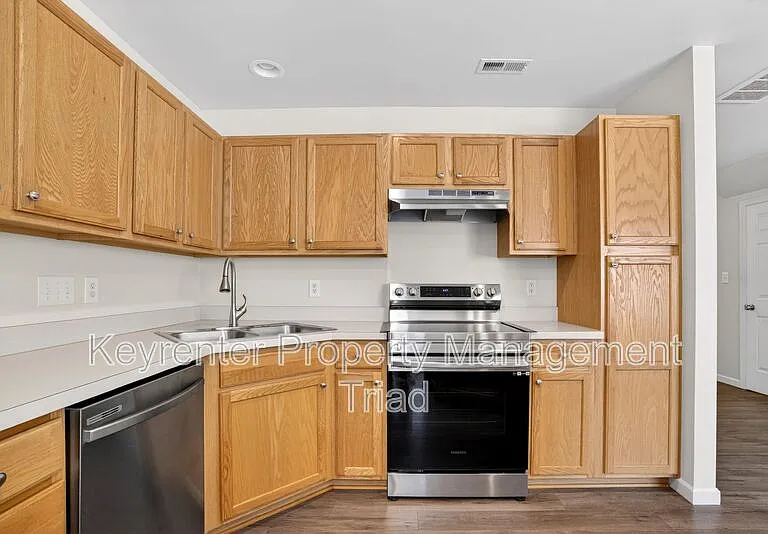805 Creek Crossing Trl — Photo 2