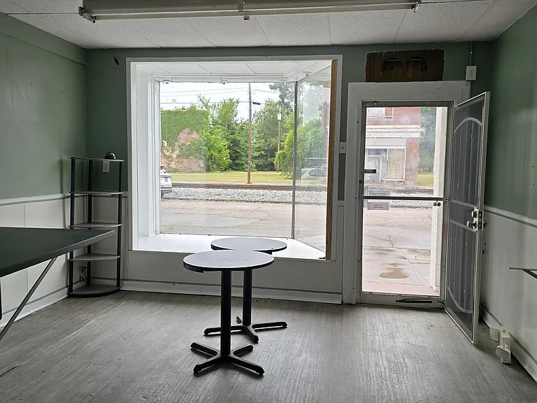 109 E Railroad St — Photo 2
