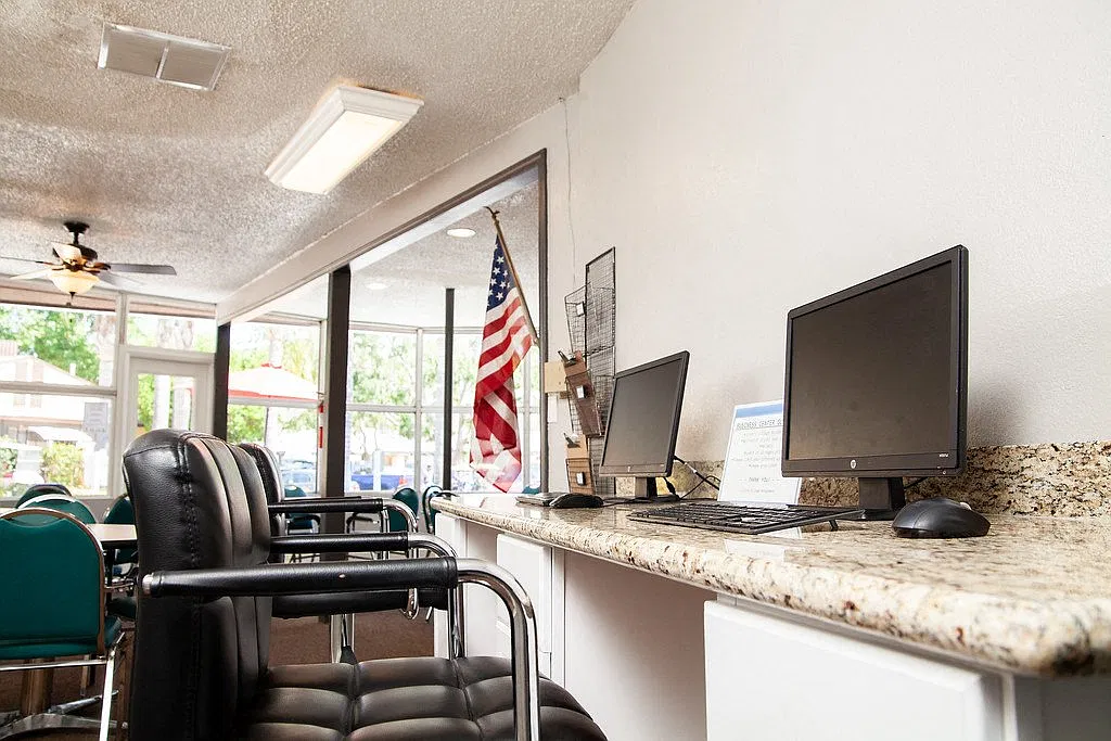 Country Village Apartments — Photo 1