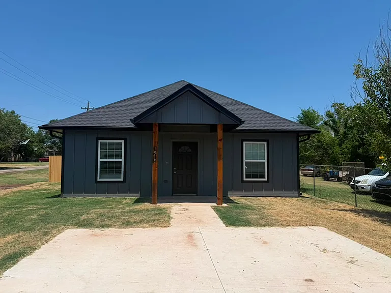 1515 SW F Ave — Photo 1