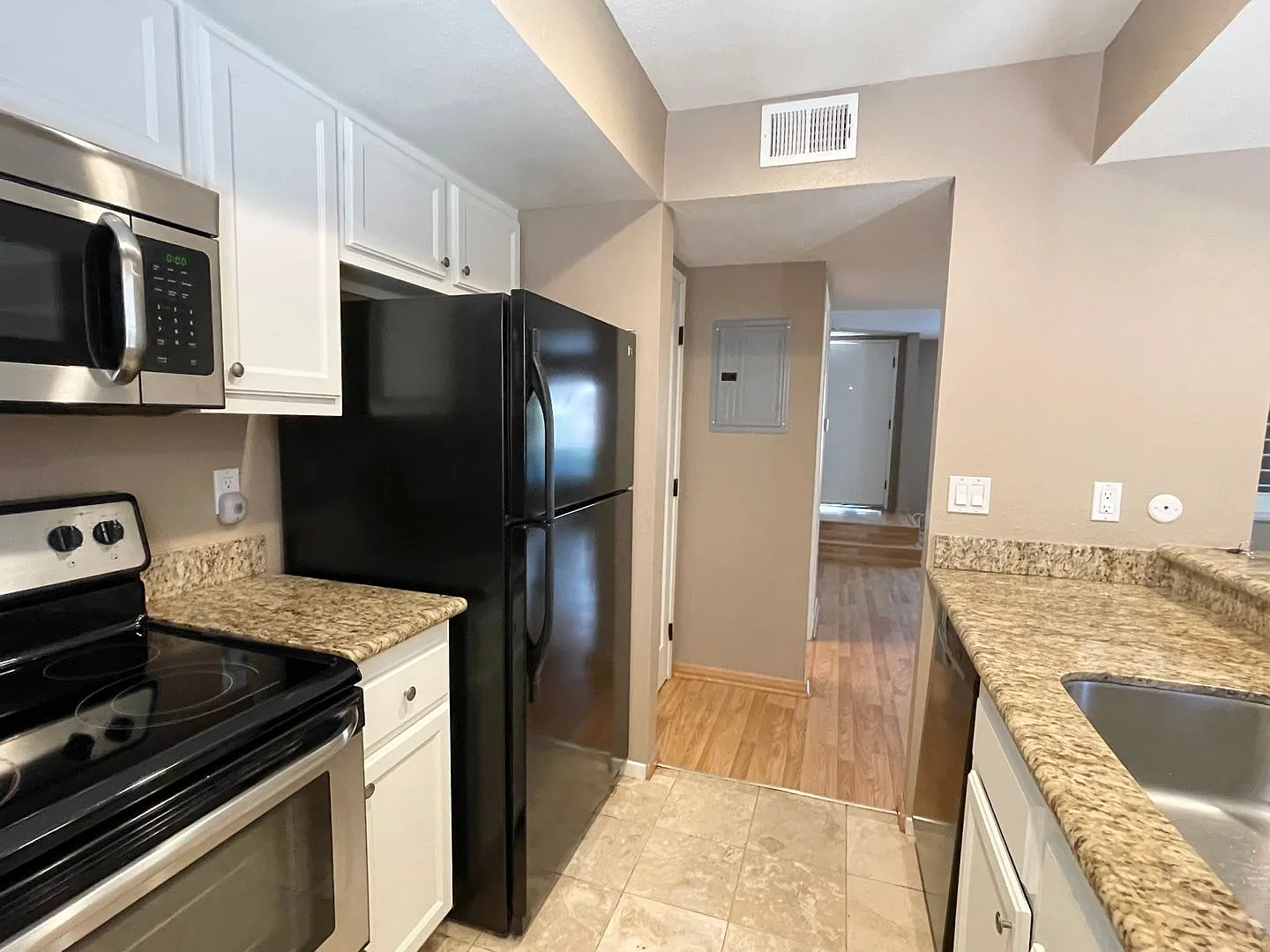Beautiful 3 bed Townhome in Agoura Hills — Photo 2