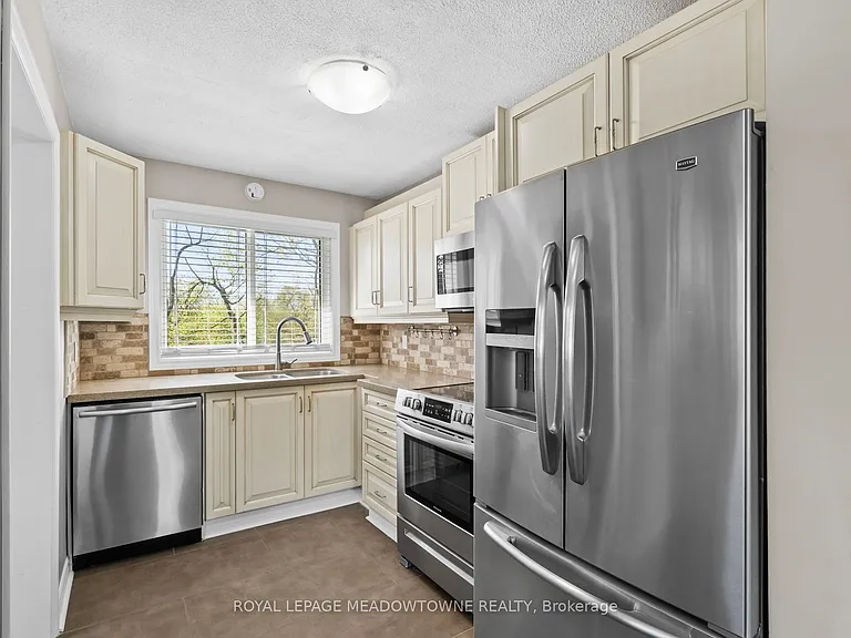 176 Longfield Rd #UPPER — Photo 8