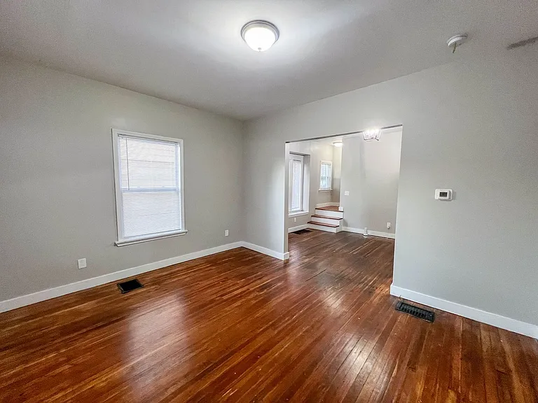 154-156 Leighton Ave — Photo 4