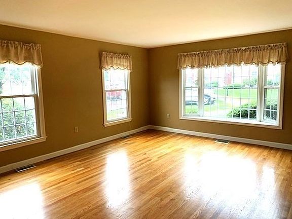 5th image of 32 Essex Green Ln