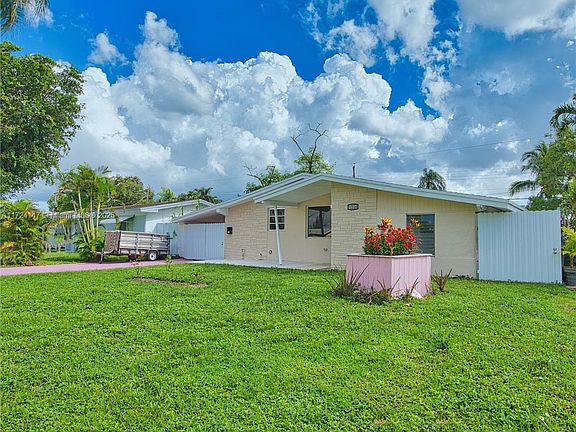 3rd image of 2607 Island Dr
