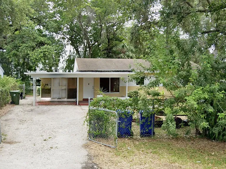 1914 SW 8th St — Photo 2