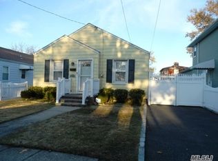 36 Owen St, Westbury, NY 11590