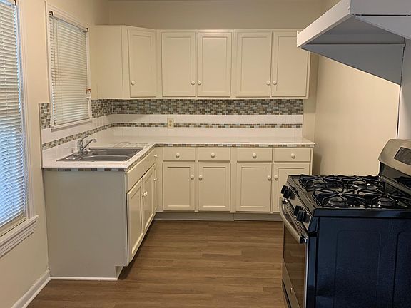 4th image of 523 Weizmann St