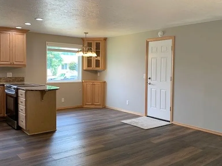 1070 Denise St SE — Photo 3